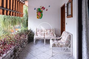 Casa con jardín y vigilancia en Zona Norte