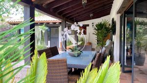 Casa estilo hacienda con alberca y jardín maduro en Lomas de Cortés