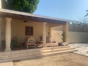 Renta de hermosa casa en Montes de Amé con paneles solares (sin muebles), Mérida