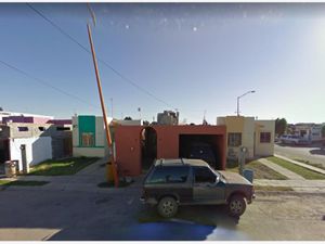 Casa en venta en Villas de San Miguel, 88283 Nuevo Laredo, Tamps., México.  Super City Anáhuac, Parroquia de María Auxiliadora, oxxo