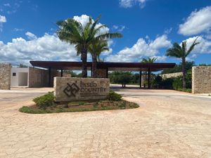 Venta de terreno en esquina de privada. Yucatan Country Club