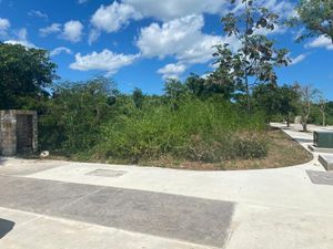 Venta de terreno en esquina de privada. Yucatan Country Club