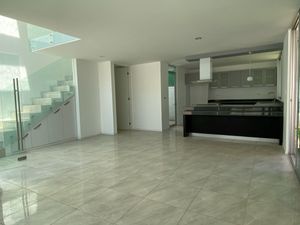 CASA NUEVA, CON JARDÍN Y BIEN UBICADA EN FRACCIONAMIENTO EXCLUSIVO