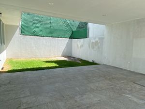 CASA NUEVA, CON JARDÍN Y BIEN UBICADA EN FRACCIONAMIENTO EXCLUSIVO