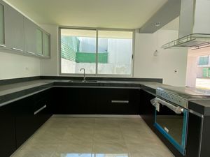 CASA NUEVA, CON JARDÍN Y BIEN UBICADA EN FRACCIONAMIENTO EXCLUSIVO