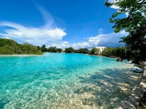 Terreno en venta con vista al lago, Privada Kanha en Yucatán Country Club.