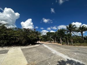 En venta terreno con vista a tres calles en Paseo Country 2, Mérida, Yucatán.