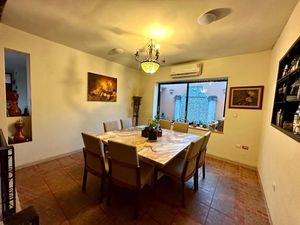 Se vende bonita casa en Colonia Itzimná a 3 cuadras de Paseo de Montejo.