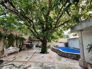 Se vende bonita casa en Colonia Itzimná a 3 cuadras de Paseo de Montejo.