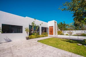 Casa en venta dentro de Hacienda Cholul. "OLIVIA"