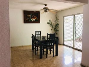 CASA EN VENTA  EN MERIDA DE 4 RECAMARAS DENTRO DE LA CIUDAD