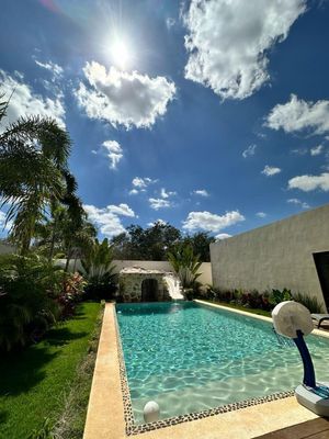 "¡Exclusiva residencia en privada con piscina en Tixcuytun, Mérida, Yucatán!