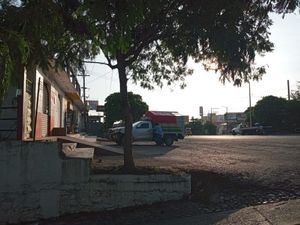 Frente de locales y carretera panamericana