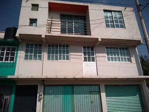 Casa en venta en Río Hondo, Tejocote, Naucalpan de Juárez, Méx., México,  53217. Tiendas 3B, Alimentos Naturales Sabroza, Farmacias de Descuento  