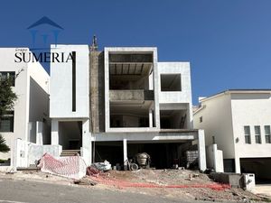 Hermosa residencia con elevador en fraccionamiento exclusivo