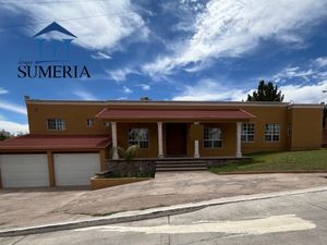 Bonita casa con jardín muy grande y alberca en Campestre del Bosque