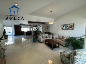 Venta de hermosa y amplia casa CON ALBERCA, Valle Escondido