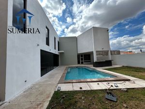 Venta de preciosa y lujosa casa con alberca en Cumbres V