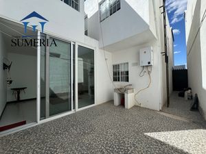 Venta de amplia casa en Fracc. Molino de Agua frente a parque