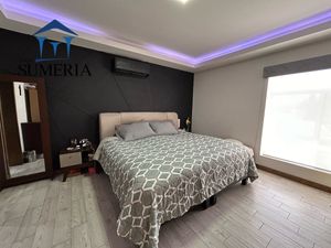 Casa en venta con alberca y habitación en planta baja en Residencial Los Leones