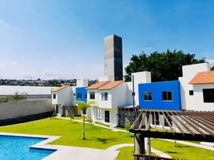 Casa en venta en condominio con alberca común en Emiliano Zapata