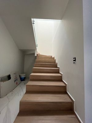 CASA REMODELADA EN VENTA EN LOMAS DE ZAPOPAN