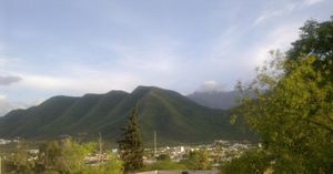 Casa en Esquina de 3 Recámaras con Vistas a las Montañas en Monterrey, Brisas