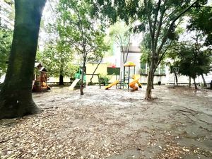 Parque con juegos infantiles