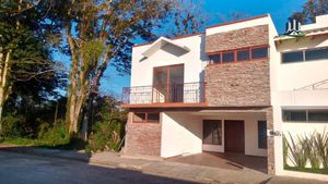 Casa en Fraccionamiento Privado con seguridad 24 hrs. Coatepec