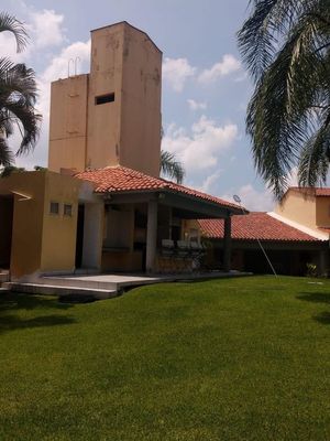 Nueva!! Casa sola en Fracc. con jardín propio y casa club con alberca y jardín