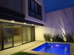 Hermosa casa de dos niveles, estilo minimalista en ZONA DORADA DE CUERNAVACA