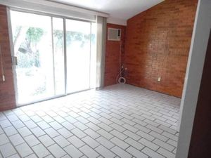 Excelente casa en zona dorada de Cuernavaca dentro de condominio