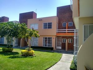 HERMOSA CASA EN CONDOMINIO CON ALBERCA UBICADA EN EMILIANO ZAPATA