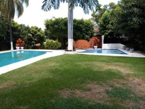 Excelente casa en zona dorada de Cuernavaca dentro de condominio