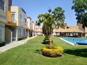 HERMOSA CASA EN CONDOMINIO CON ALBERCA UBICADA EN EMILIANO ZAPATA