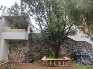 CASA SOLA EN DESNIVEL CON ALBERCA PROPIA Y JARDIN NUEVA AL NORTE DE CUERNAVACA !