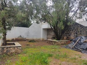 CASA SOLA EN DESNIVEL CON ALBERCA PROPIA Y JARDIN NUEVA AL NORTE DE CUERNAVACA !