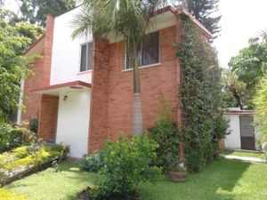 Excelente casa en zona dorada de Cuernavaca dentro de condominio