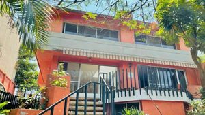 AMPLIA CASA SOLA EN VENTA UBICADA EN LOMAS DE MIRAVAL