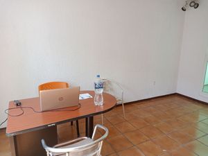 AMPLIA CASA EN FRACCIONAMIENTO EN RENTA PARA CONSULTORIOS