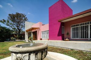 MODERNA CASA SOLA CON AMPLIO JARDÍN UBICADO EN LA JOYA JIUTEPEC