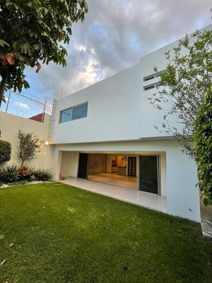 EXCELENTE CASA SOLA CON JARDIN UBICADO EN SAN JERONIMO