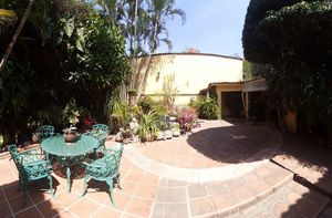 Casa ESTILO COLONIAL MEXICANO con TERRENO AMPLIO , CUERNAVACA CENTRO.