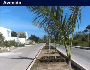 Residencia  de 642 m2 de terreno en Privada de Conkal! Zona Norte!