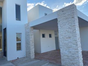 Residencia con doble altura en privada con amenidades!