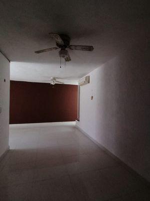 Venta de casa de una planta con alberca en polígono 108, Mérida