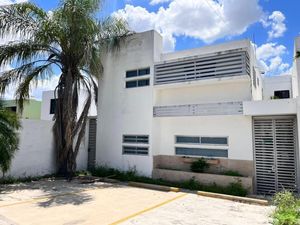 Renta de oficina en Av. Yucatán de 245 m2  con espacio para 6 carros