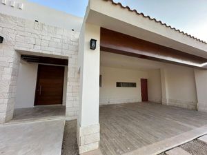 Venta de casa de 4 Habitaciones en privada en Cholul con casa club