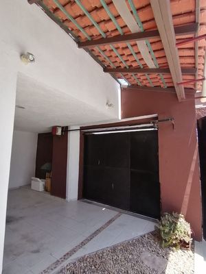 Venta de casa de una planta con alberca en polígono 108, Mérida