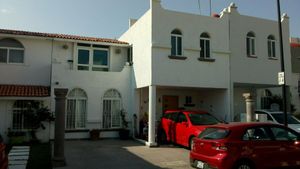 Casa en renta en privada en Tejeda. 4 recámaras